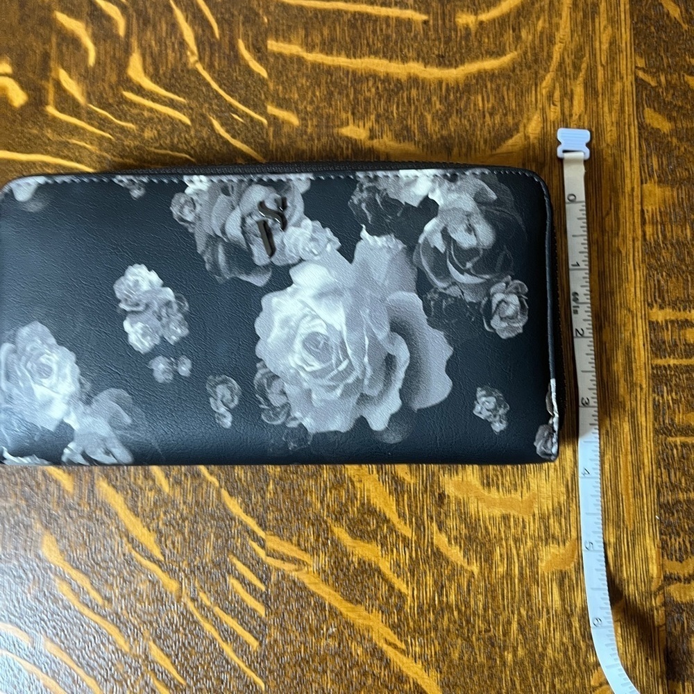 Vera Wang Black and Gray Rose Wallet - Picture 8 of 8